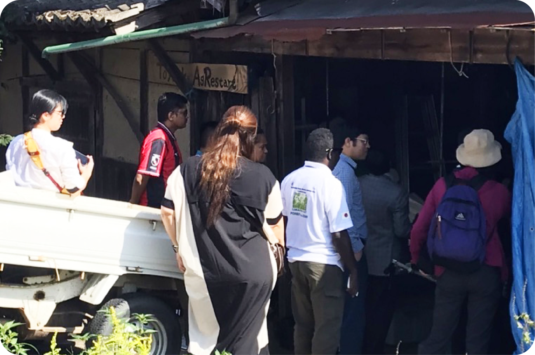 ベトナム視察団の方々へ農機具倉庫をご案内