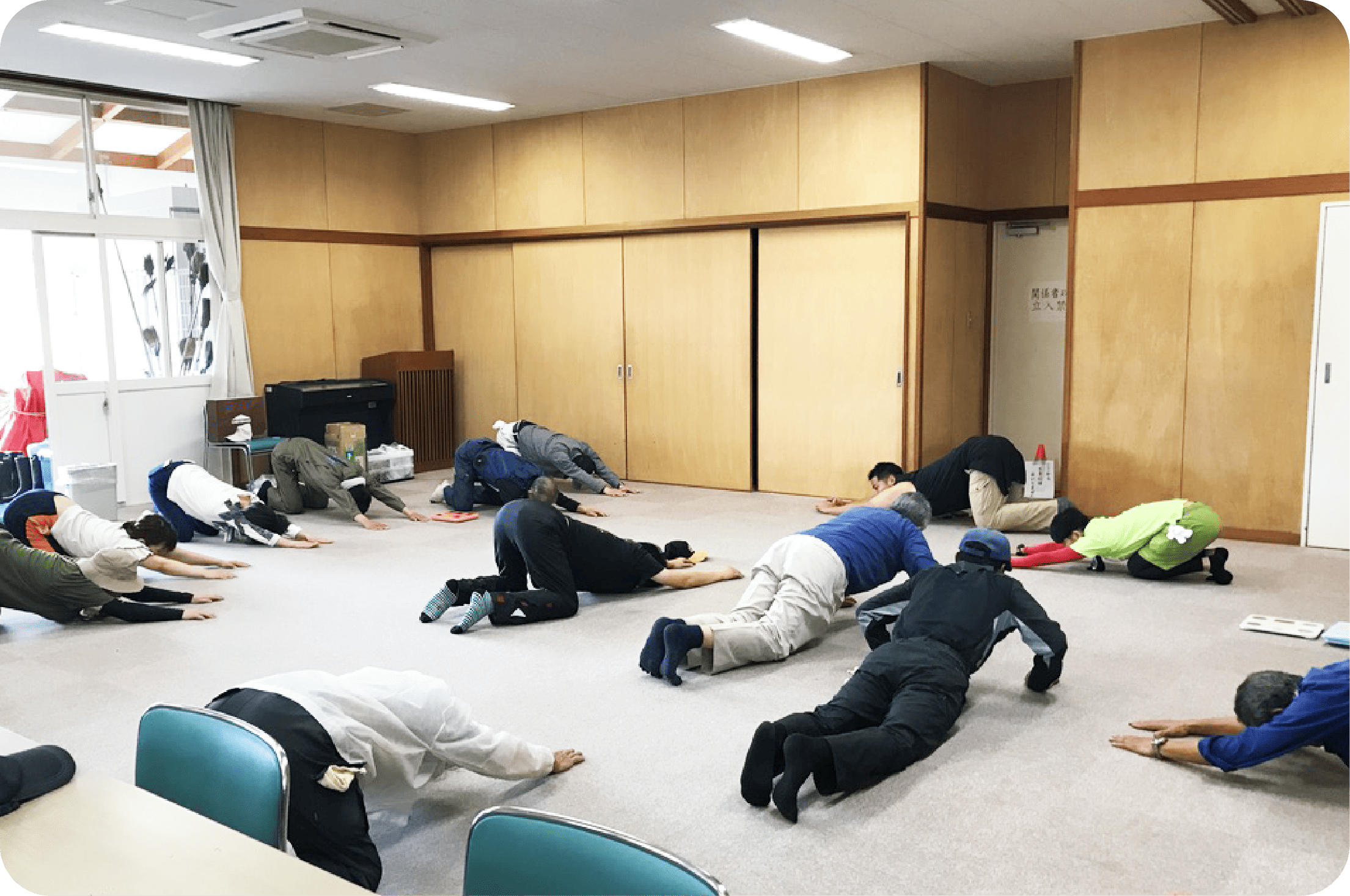 地域の方々と草刈り前のマッスル体操！